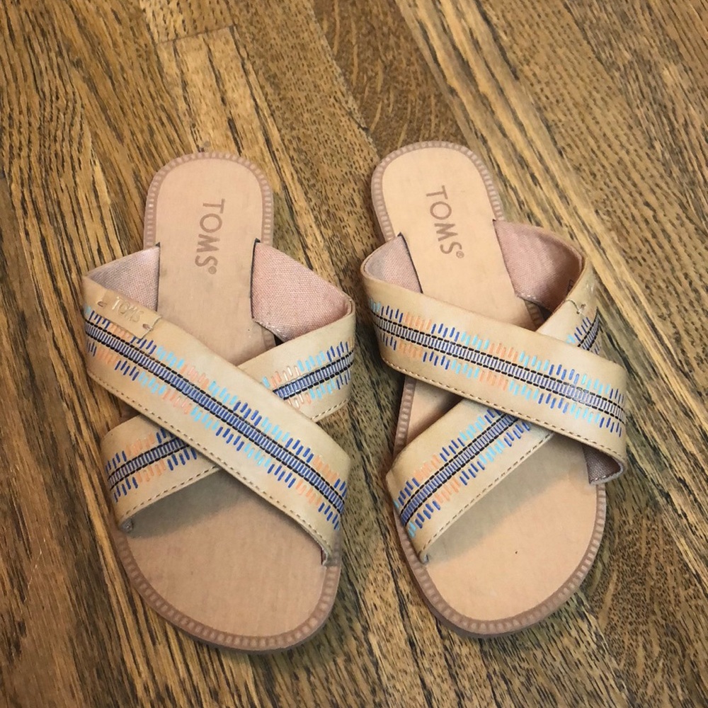 TOMS Viv Natural Synthetic Leather Embossed New
